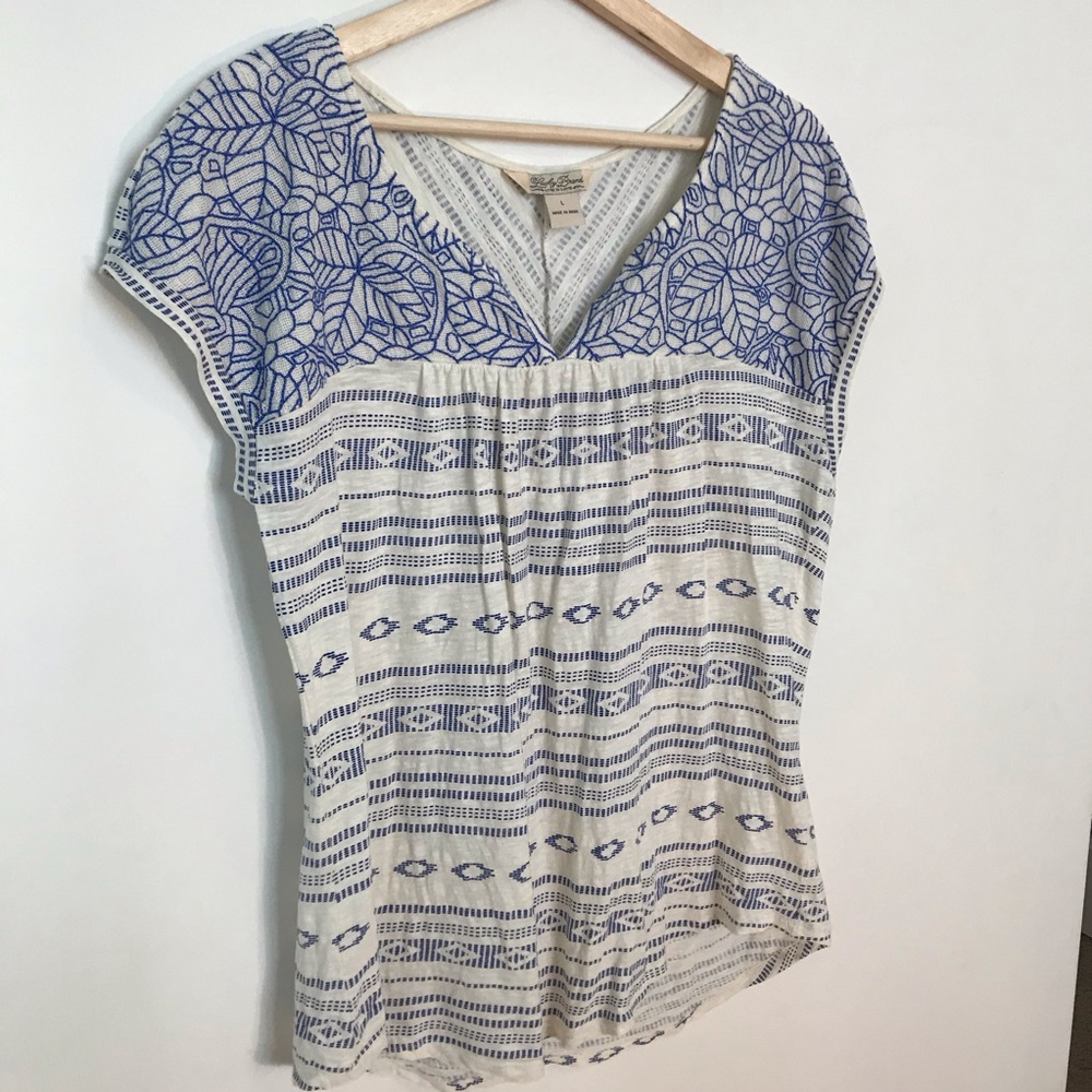 Lucky Brand White and Blue Short Sleeve V-Neck Tee